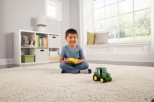 Tomy John Deere - Juguete de Tractor Johnny con Control Remoto, Color Verde