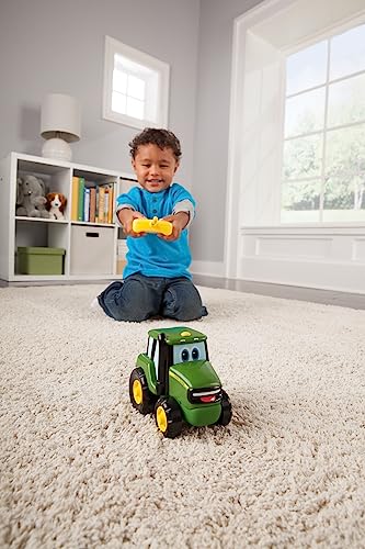 Tomy John Deere - Juguete de Tractor Johnny con Control Remoto, Color Verde