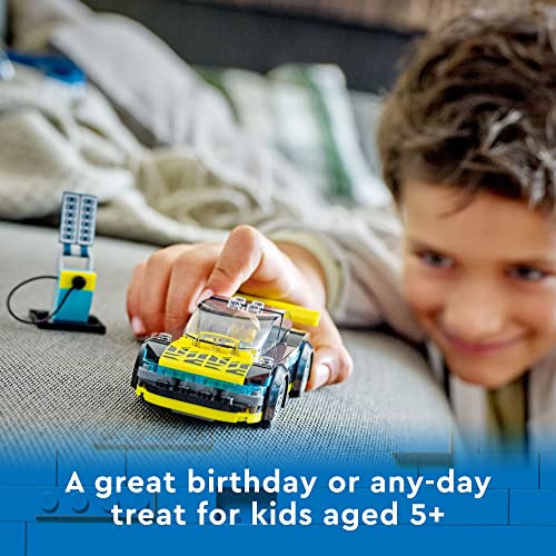 Lego® City 60383 Auto Deportivo Eléctrico; Incluye un Punto de Carga de Juguete y una minifigura de un piloto; Juguete Kit de construcción para Mayores de 5 años (95 Piezas)